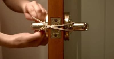 Why rubber band on door knob？