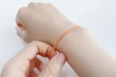Is a rubber band on your wrist actually a little helper for managing your emo...